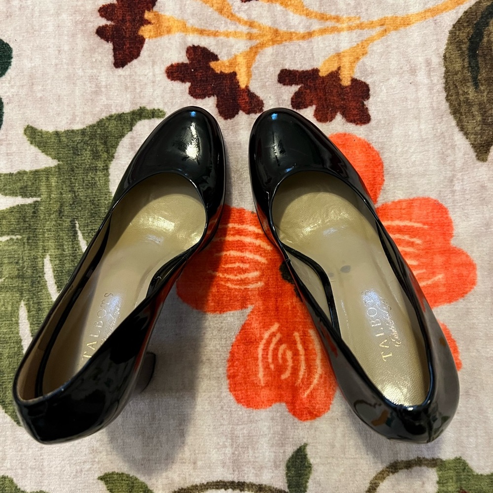New w/ tag Black Patent Leather Women's Pumps - made in Spain